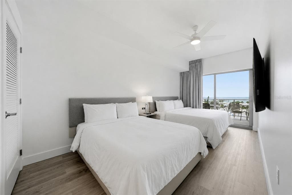 411 E SHORE DRIVE 304 photo 7