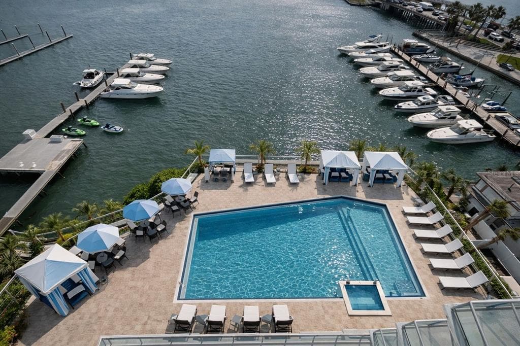 411 E SHORE DRIVE 304 photo 14