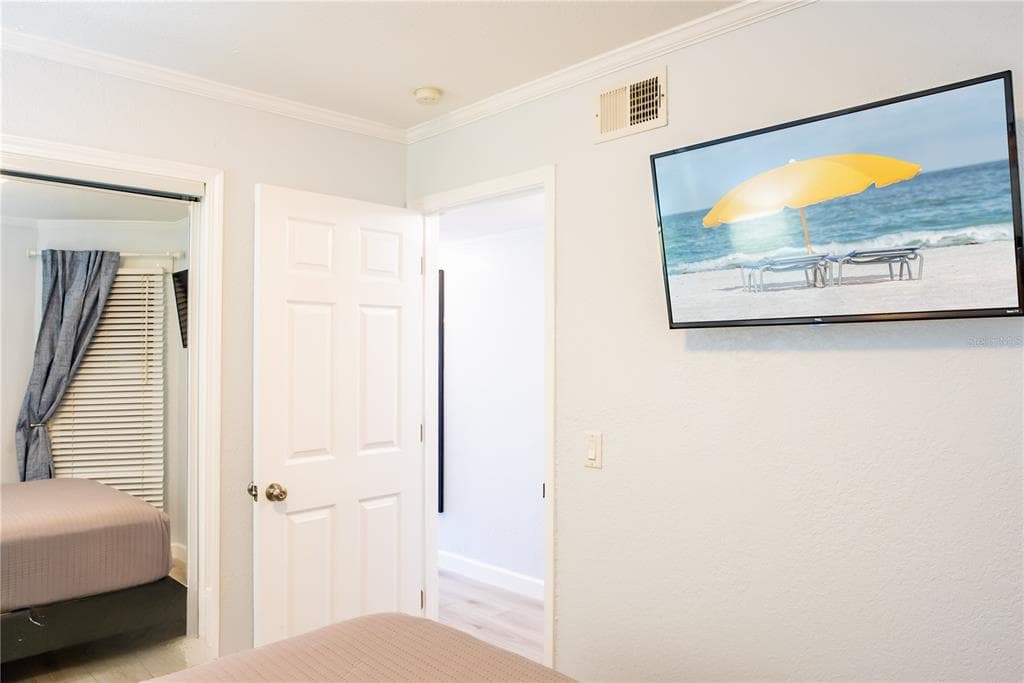 2506 N ROCKY POINT DRIVE 301 photo 13