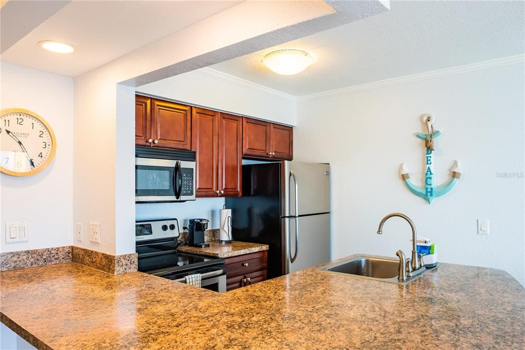 2506 N ROCKY POINT DRIVE 301 photo 8