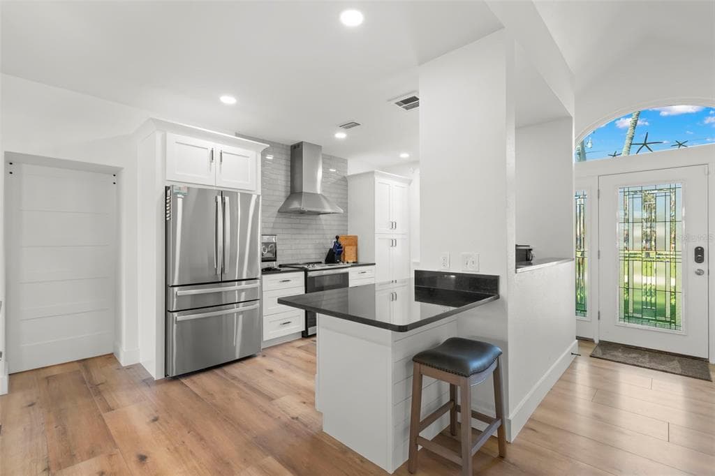 819 BAY ESPLANADE photo 6
