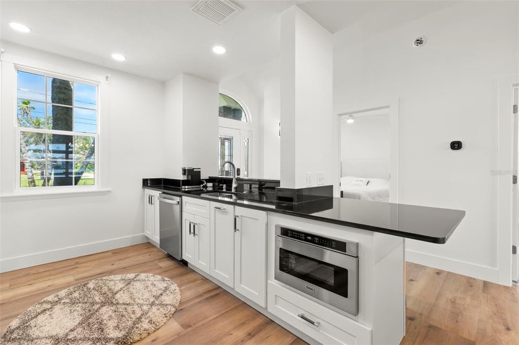 819 BAY ESPLANADE photo 17
