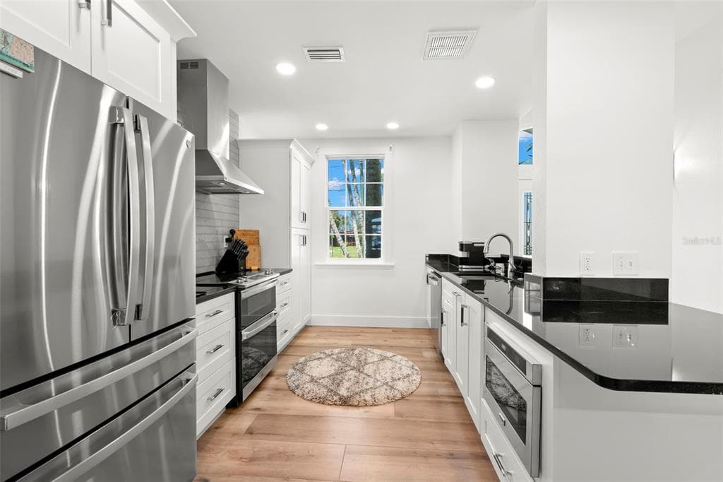 819 BAY ESPLANADE photo 19