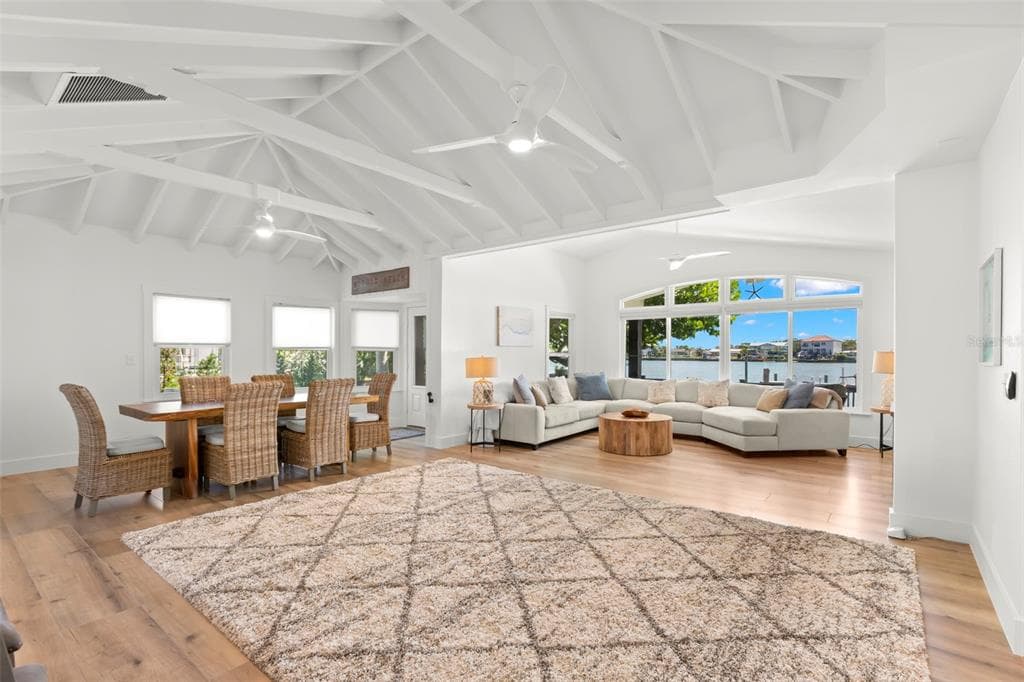 819 BAY ESPLANADE photo 4
