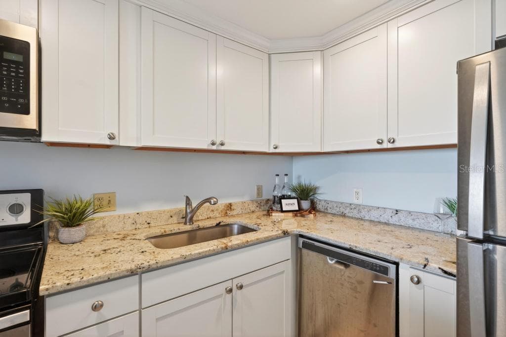 925 N HALIFAX AVENUE 410 photo 23