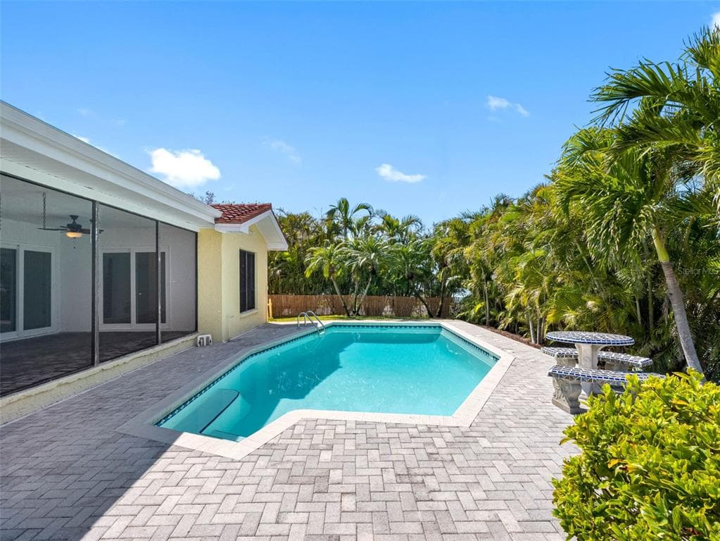 562 JOHNS PASS AVENUE photo 16
