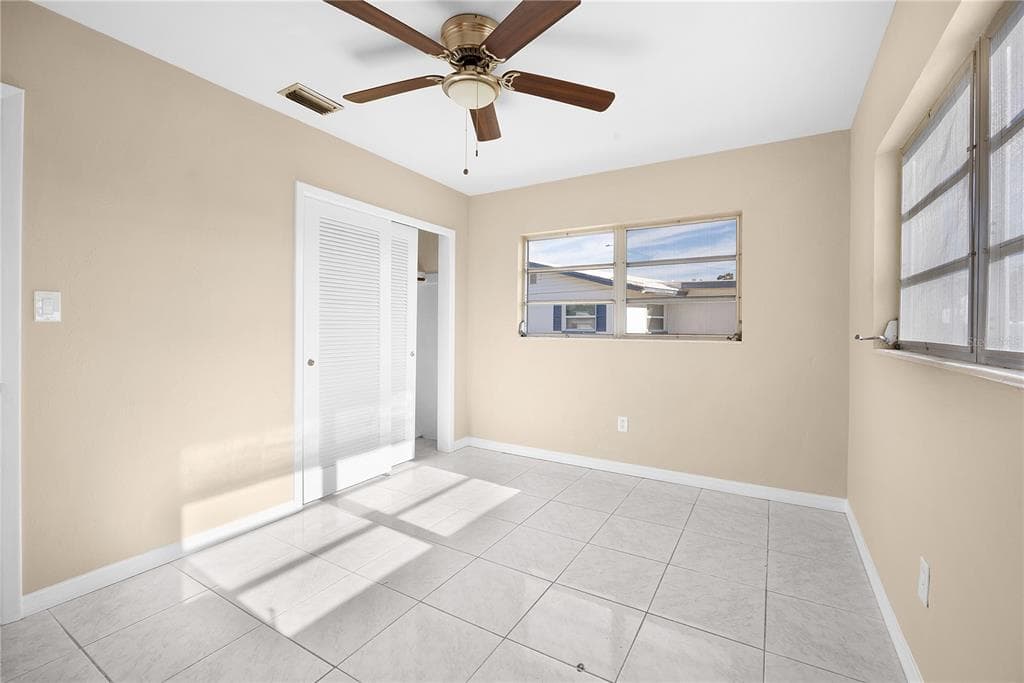 275 LAKEVIEW DRIVE photo 13
