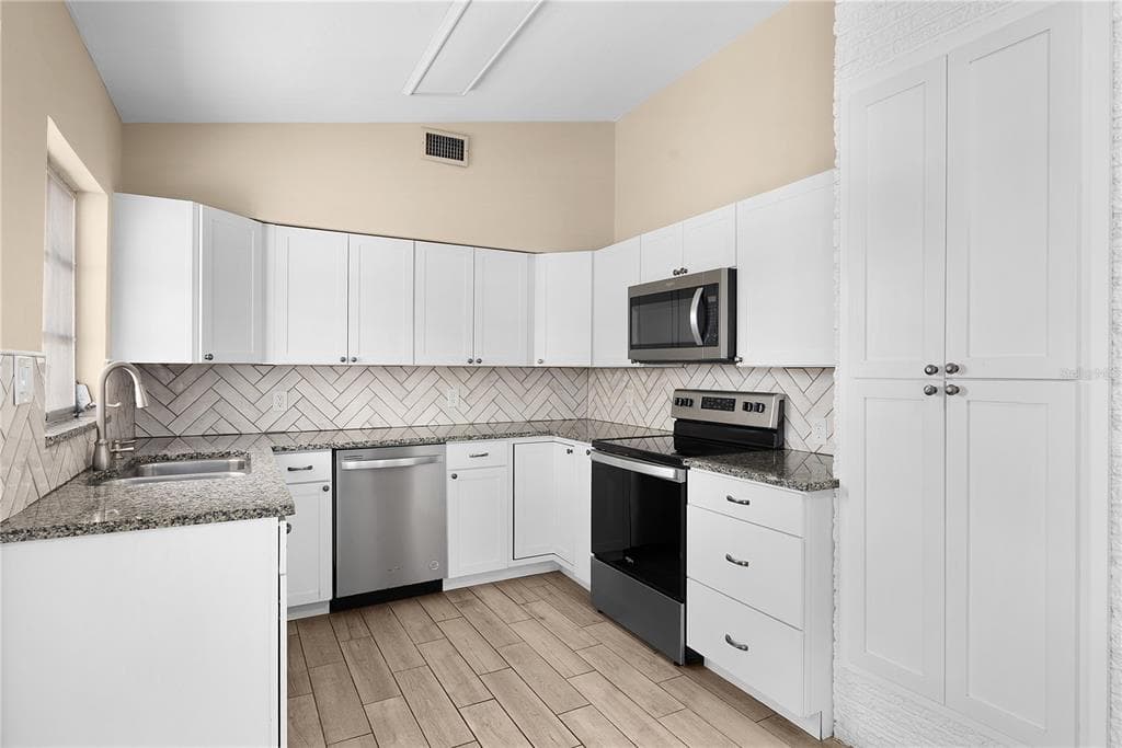 275 LAKEVIEW DRIVE photo 15