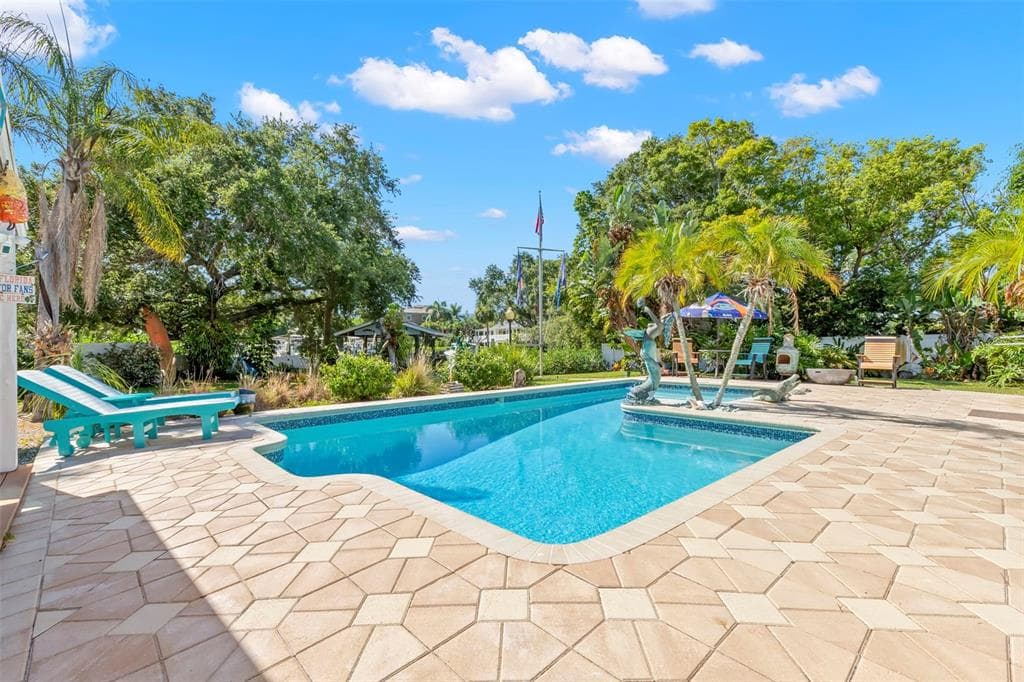 121 CARLYLE DRIVE photo 14