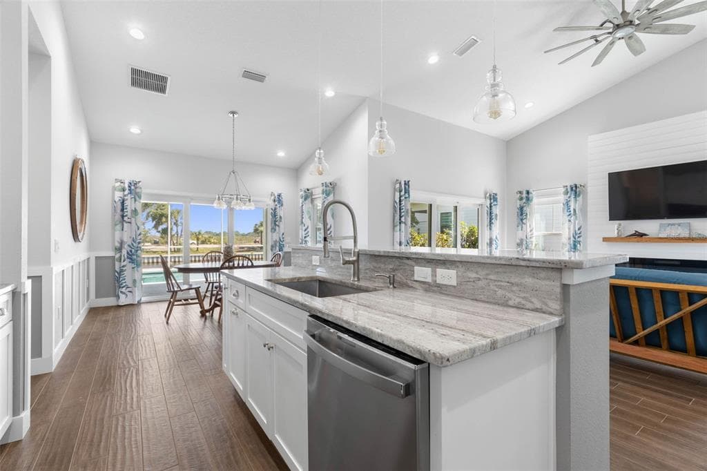 127 SEASIDE POINT photo 21