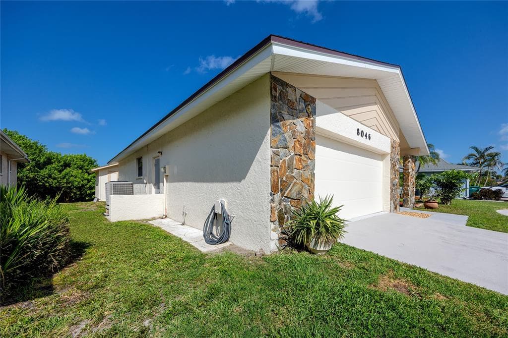 8046 BAYHAVEN DRIVE photo 8