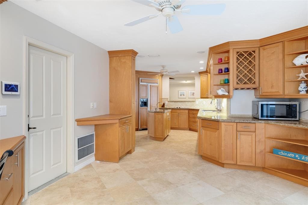 565 COMMONWEALTH PLACE photo 24