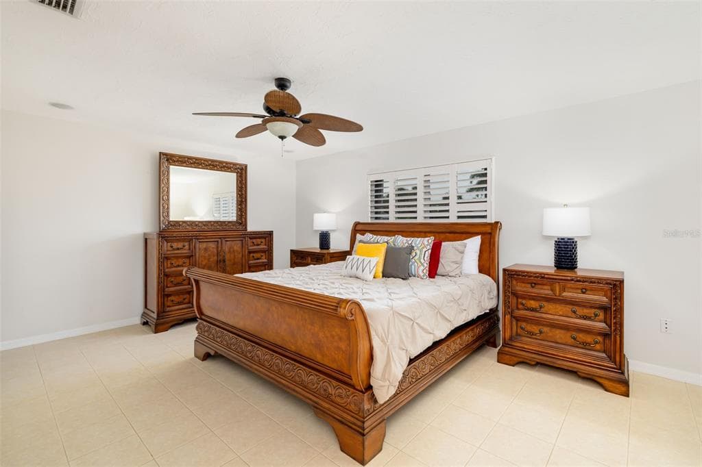 565 COMMONWEALTH PLACE photo 25