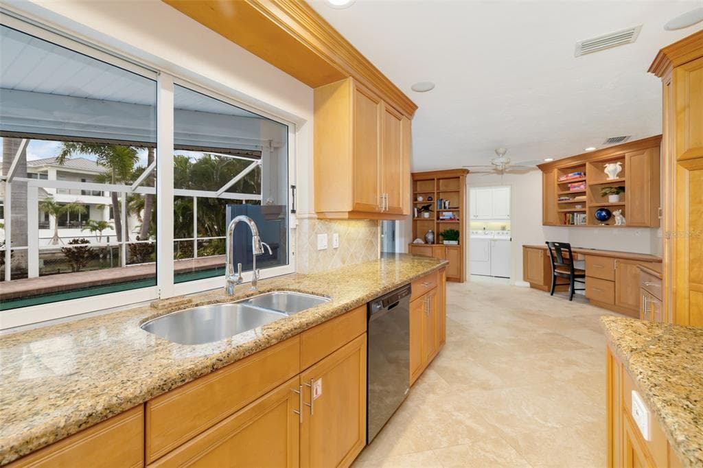 565 COMMONWEALTH PLACE photo 21