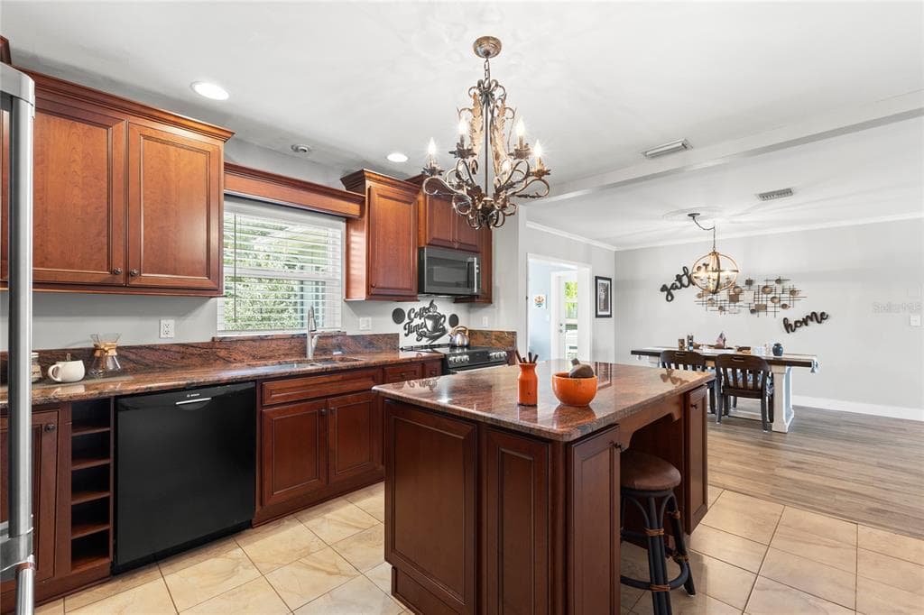 805 WELLINGTON DRIVE photo 3