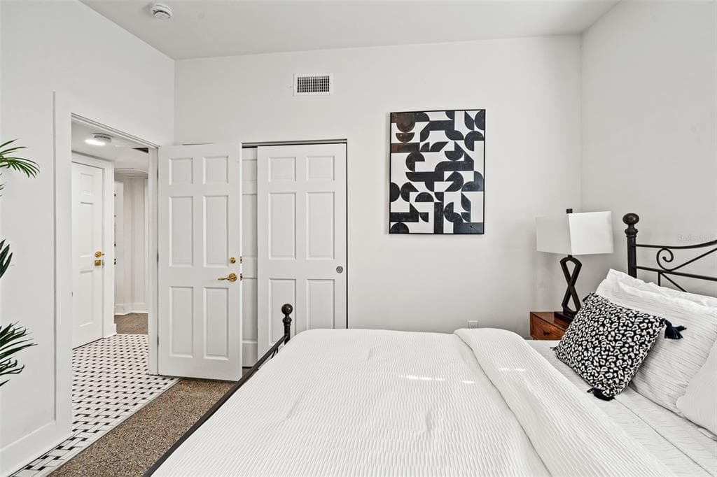 308 E HOLLYWOOD STREET photo 24