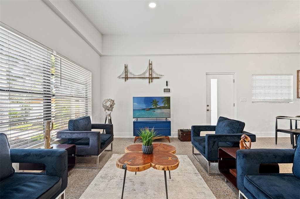 308 E HOLLYWOOD STREET photo 4