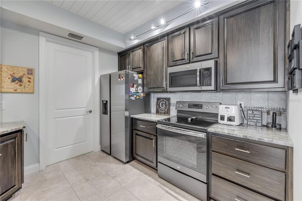 5 RIVERWALK DRIVE 506 photo 17