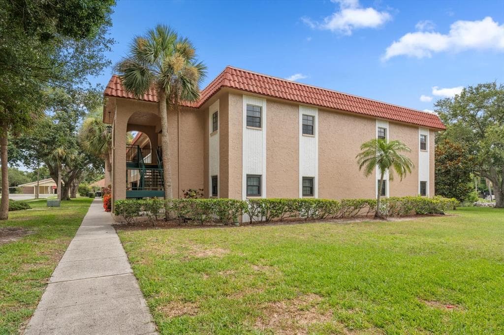 1750 BELLEAIR FOREST DRIVE B8 photo 3