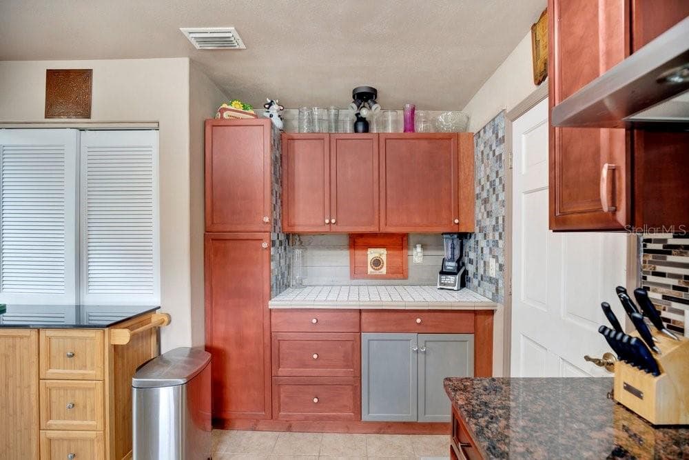390 N HIGH STREET photo 13