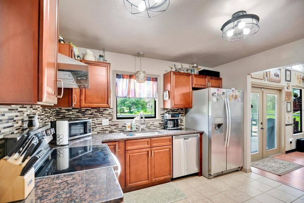 390 N HIGH STREET photo 12
