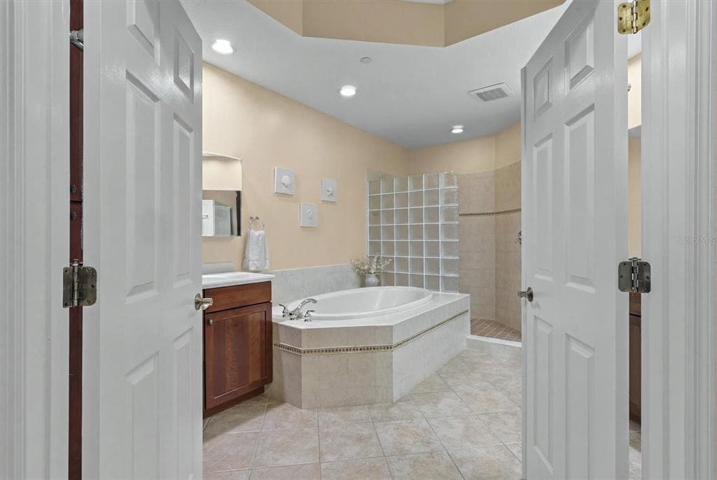 6474 WATERCREST WAY 403 photo 20