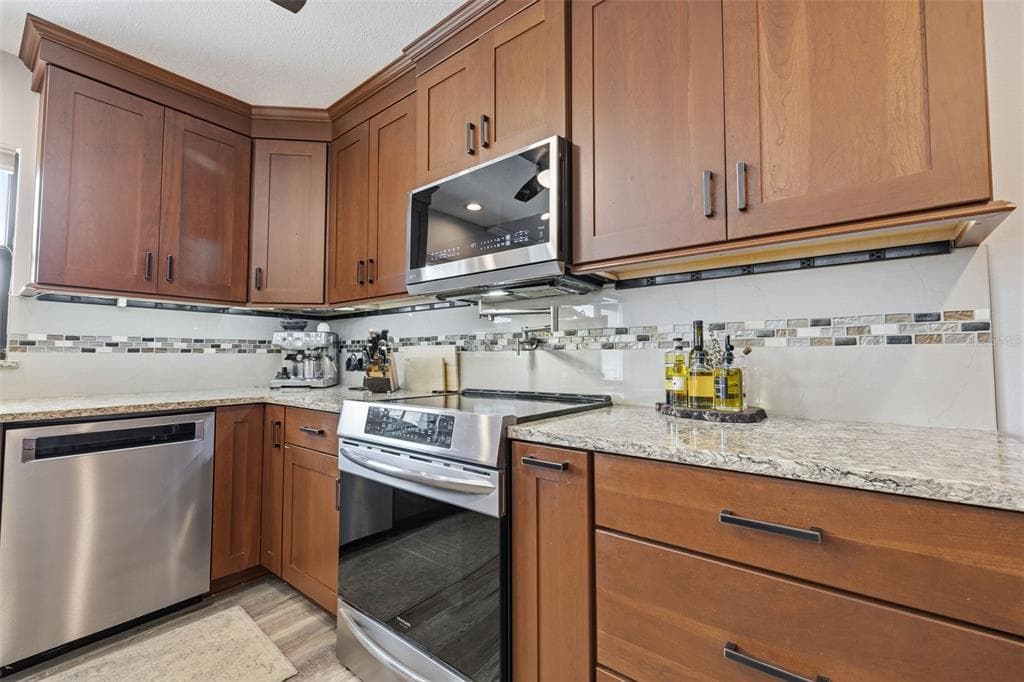 176 MAPLE AVENUE photo 13