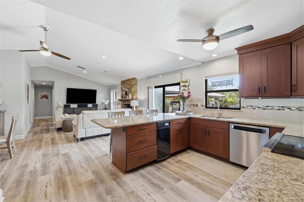 176 MAPLE AVENUE photo 10