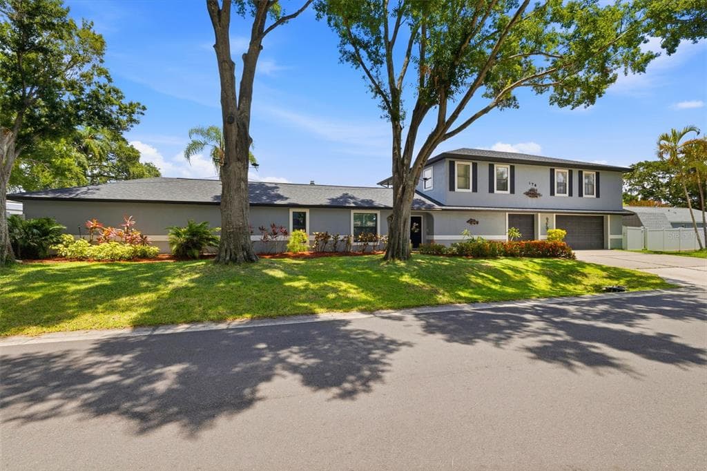 176 MAPLE AVENUE photo 4