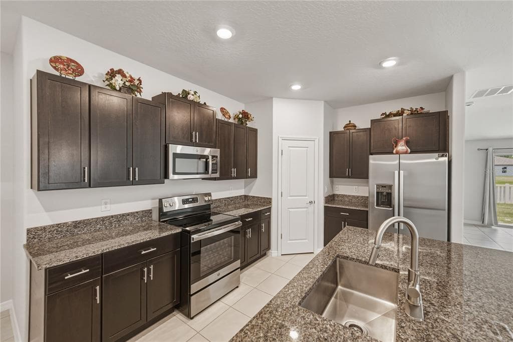 4334 TROTTERS WAY photo 10