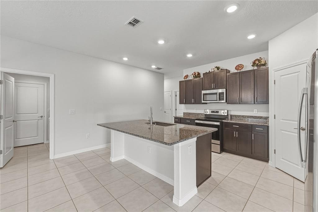 4334 TROTTERS WAY photo 8