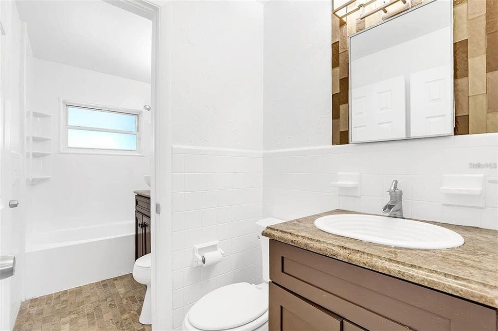812 AGNES DRIVE photo 20