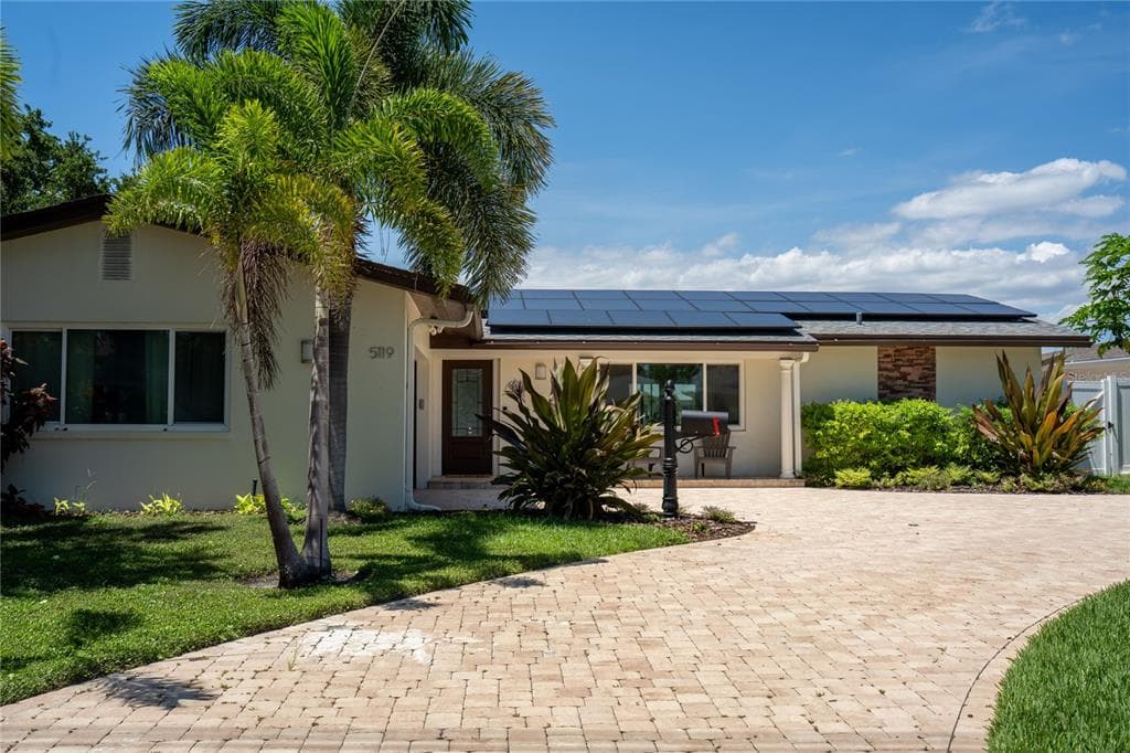 5119 VENETIAN BOULEVARD NE photo 2