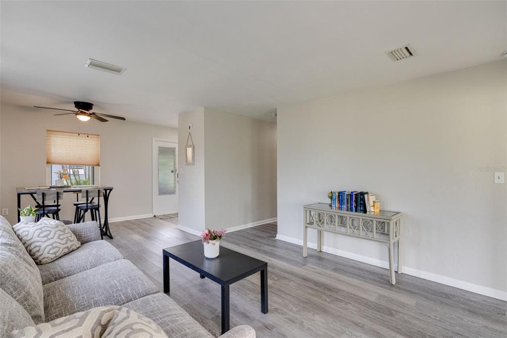 3213 NORMANDY DRIVE E photo 2
