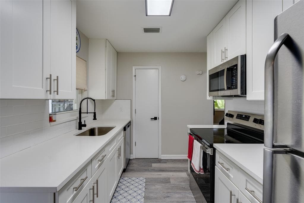 3213 NORMANDY DRIVE E photo 9