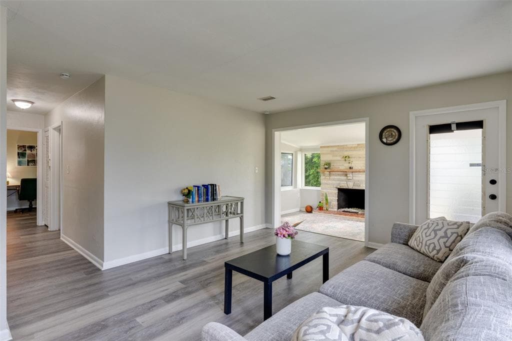 3213 NORMANDY DRIVE E photo 4