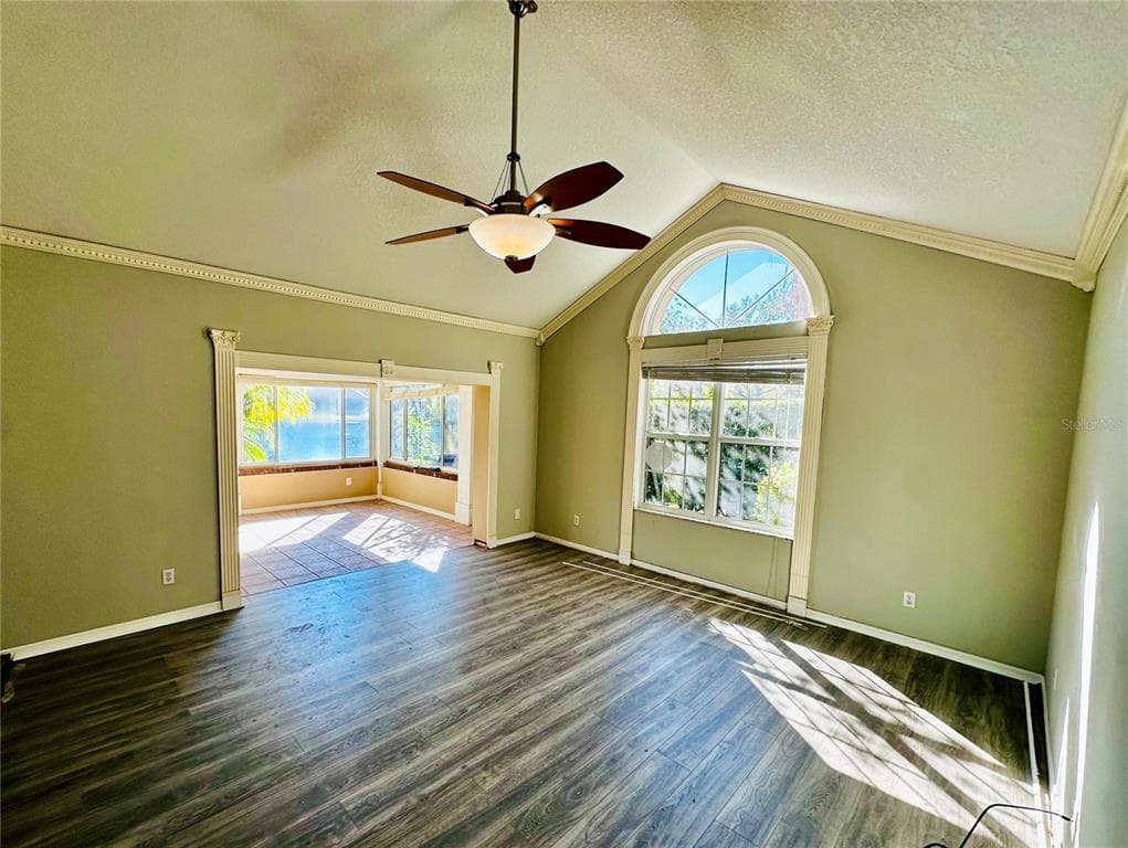 801 SILVERTHORN LANE photo 4