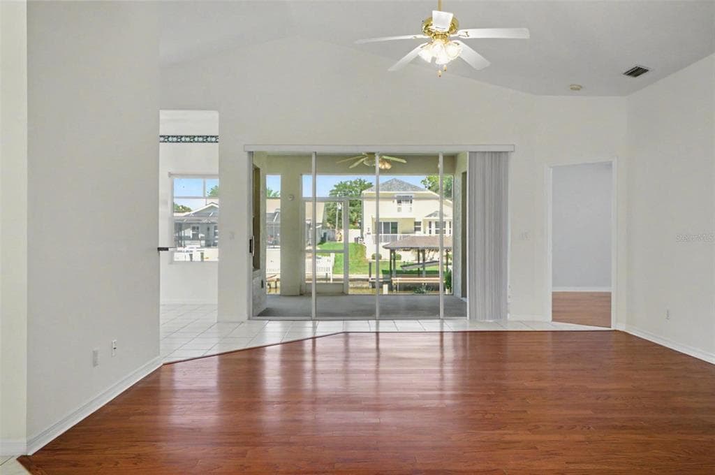 40 COLUMBIA LANE photo 4