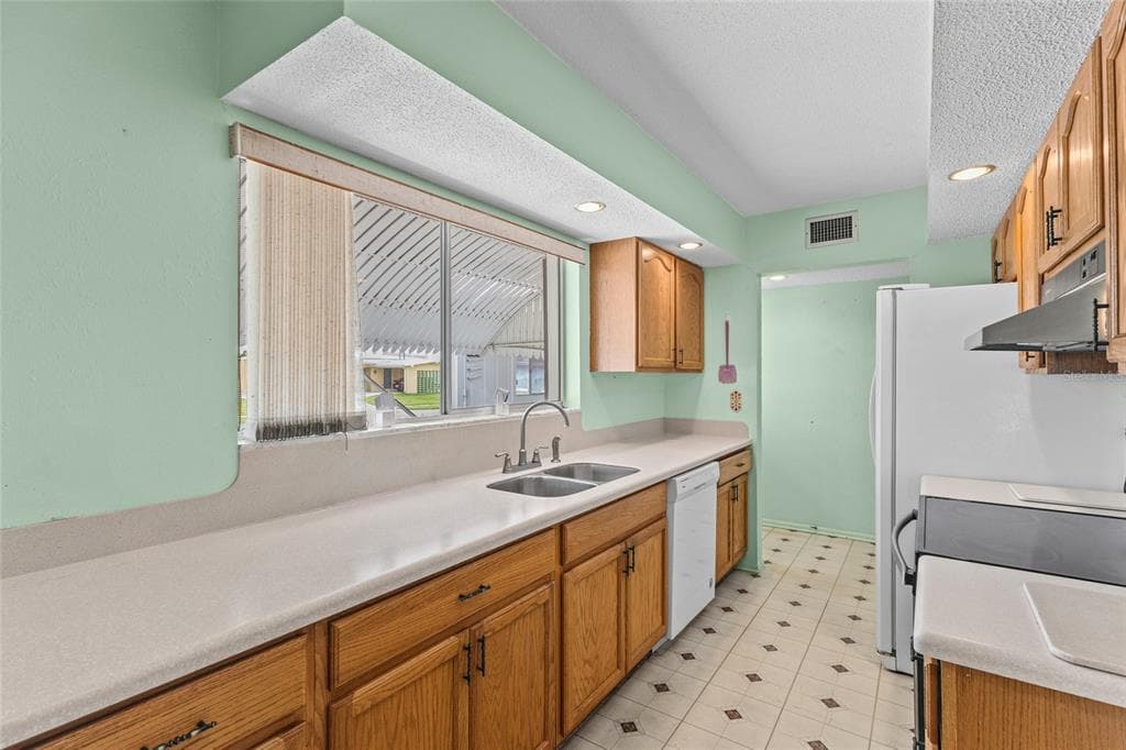 5702 ESPANOLA AVENUE photo 6