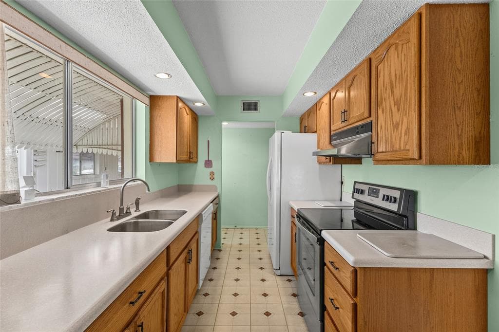 5702 ESPANOLA AVENUE photo 3