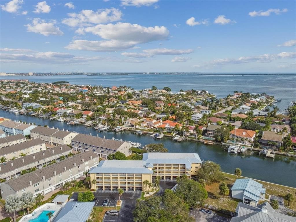 1125 PINELLAS BAYWAY S 302 photo 2