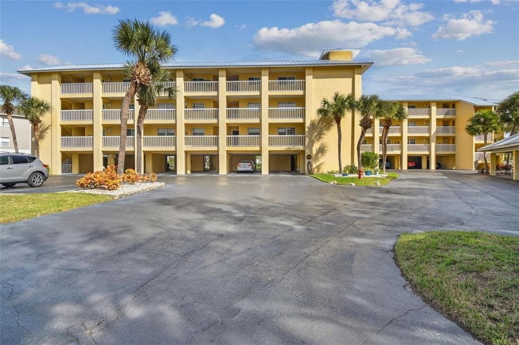 1125 PINELLAS BAYWAY S 302 photo 1