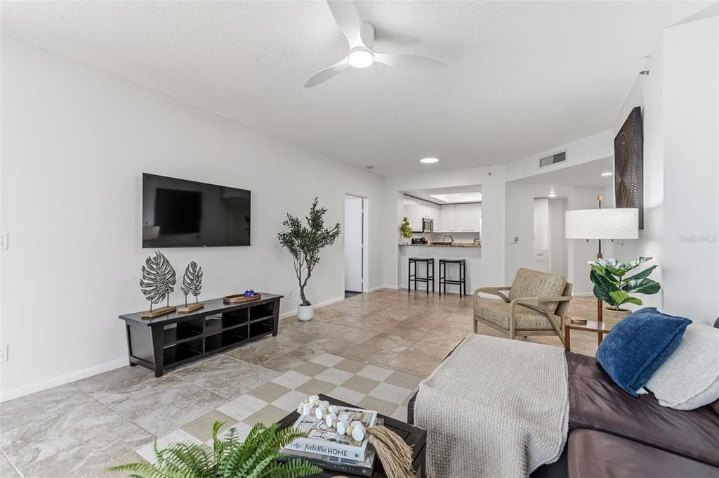 1540 GULF BOULEVARD 1004 photo 6