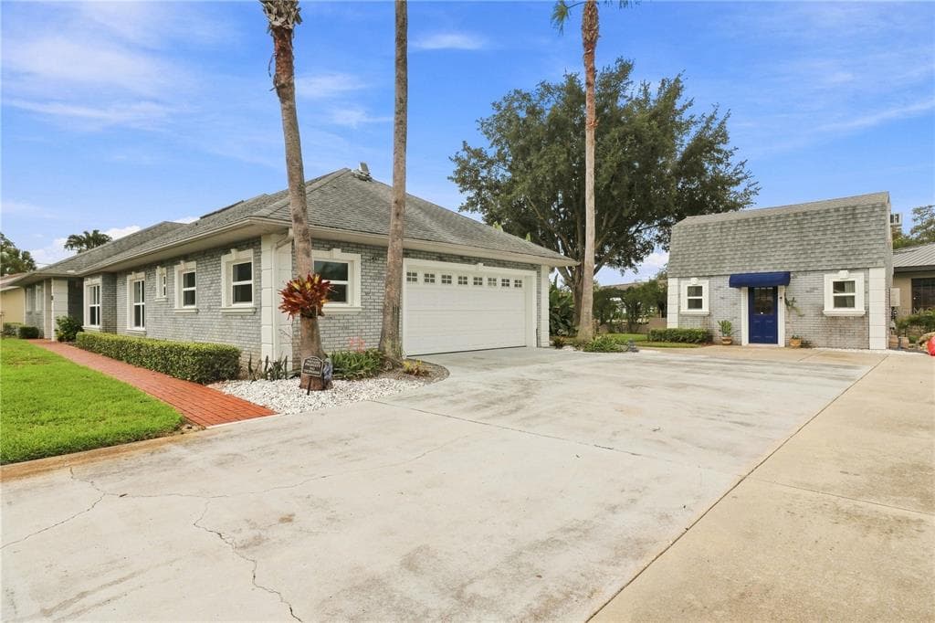 1520 SE PINWHEEL DRIVE photo 1