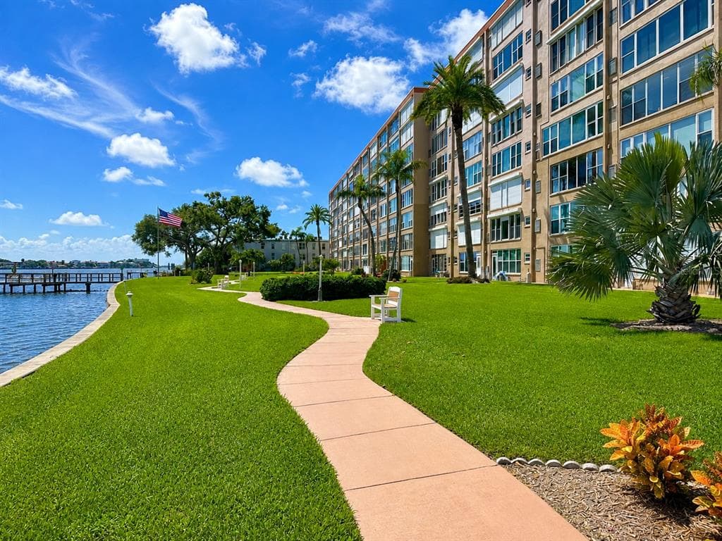 1847 SHORE DRIVE S 101 photo 24