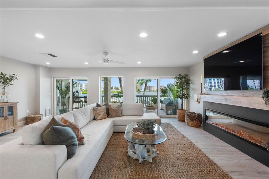 160 MARINA DEL REY COURT photo 4