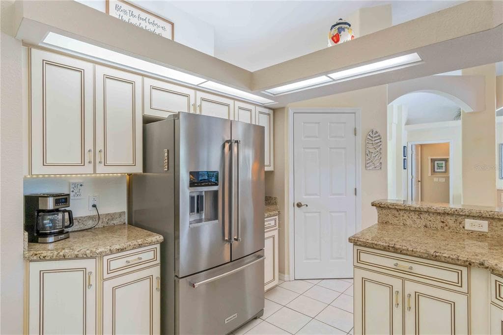 4875 HANSARD AVENUE photo 20