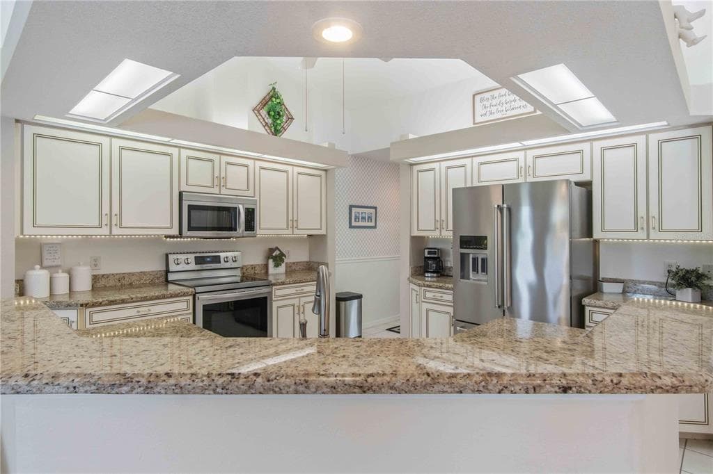 4875 HANSARD AVENUE photo 18