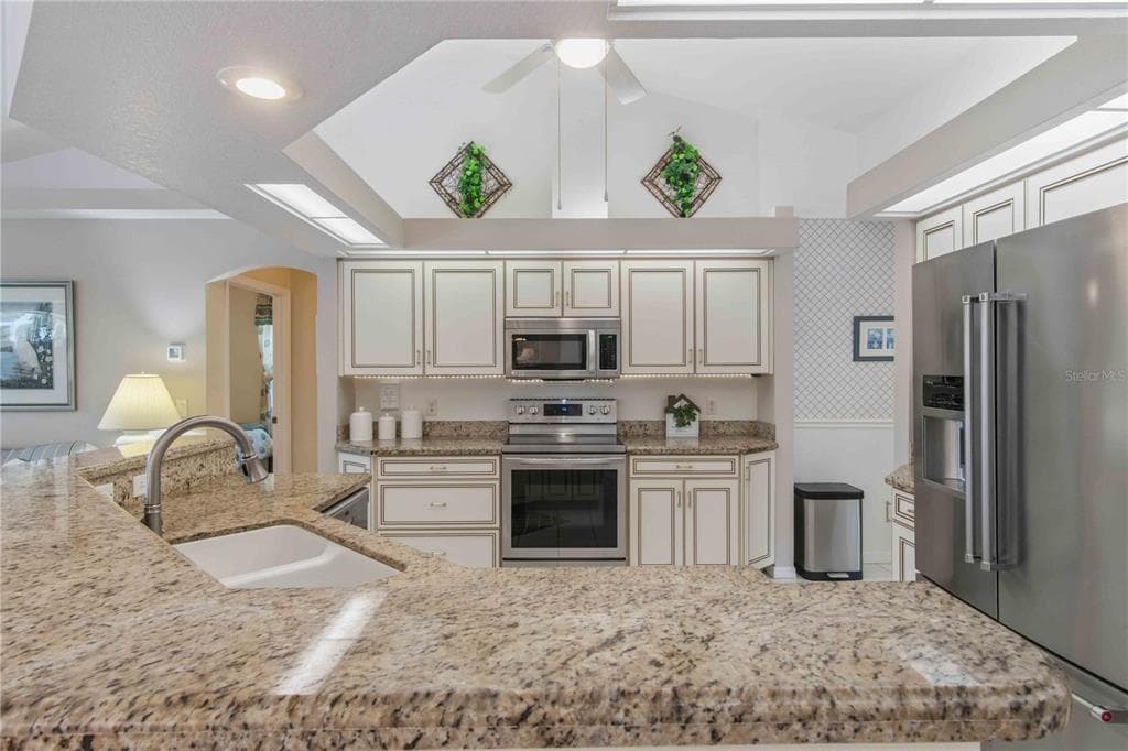 4875 HANSARD AVENUE photo 15