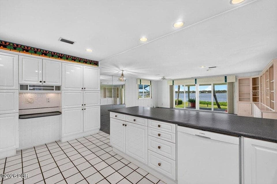 448 RIVERSIDE DRIVE photo 13
